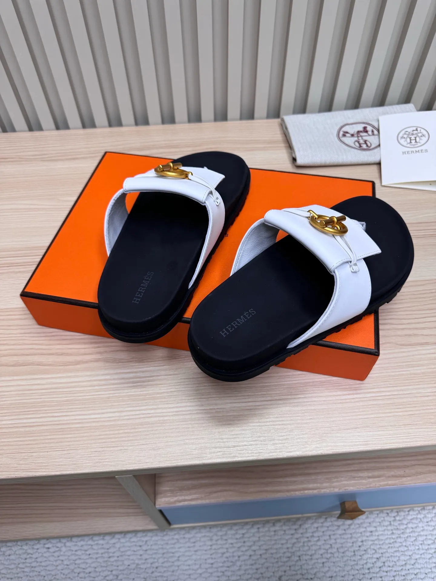 👟👟Ex-factory price 502👟👟Hermes🐎The extremely popular couple’s slippers/the latest hardware buckle sandals and slippers, paired with various colorful socks, so trendy!  ———————— Upper: imported cowhide/sheep leather/cloth/palmprint leather lining: imported cowhide/sheepskin outsole: Tpu non-slip and wear-resistant outsole Female size: 35-42 (40.41.42 non-returnable and non-exchangeable) Male code: 39-45 (45 non-returnable and non-exchangeable)